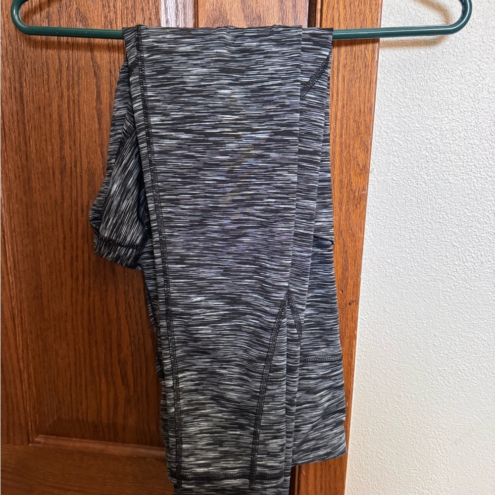 Sonoma Women's Black and Gray Patterned Capris